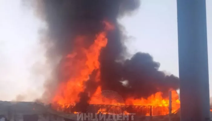 В Новосибирске горит склад на площади 4,5 тысячи квадратов