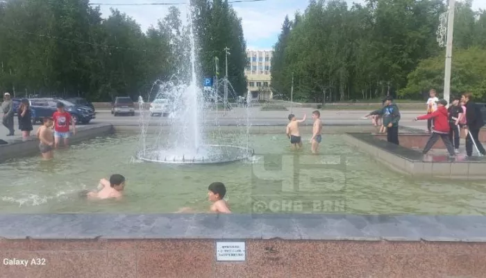 В Барнауле дети купаются в фонтане возле здания районной администрации