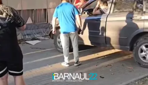 В Барнауле женщина-водитель врезалась в магазин на Социалистическом