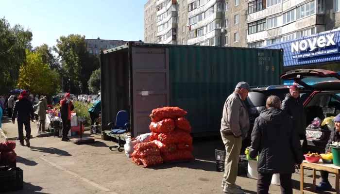 Жители одного из барнаульских домов жалуются на стихийный рынок под окнами