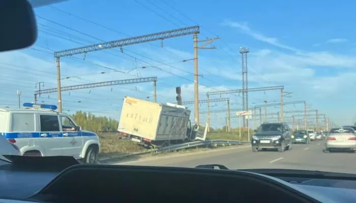 На трассе под Барнаулом грузовая машина съехала с дороги