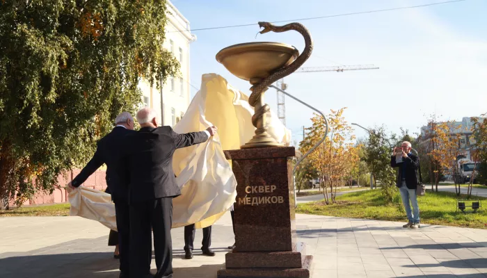 В Барнауле у главного корпуса АГМУ открыли памятный знак Сквер медиков