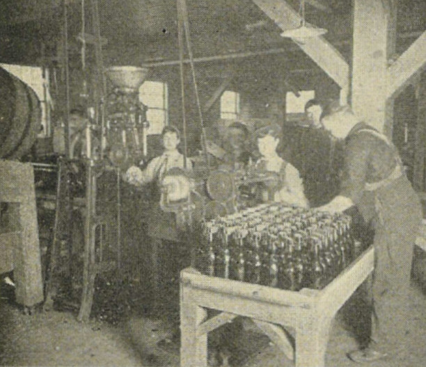 File:Rainier Beer - filling bottles - 1900.jpg