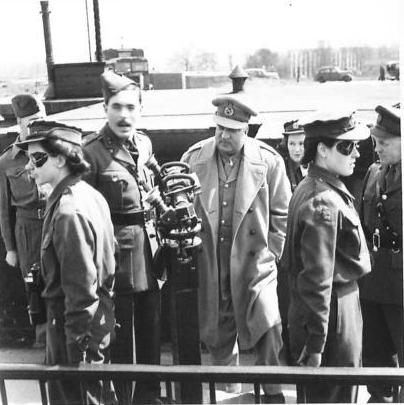 File:MAHARAJA OF KASHMIR VISITS A.A. GUN SITE.jpg