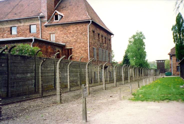 File:Auschwitz 05.jpg