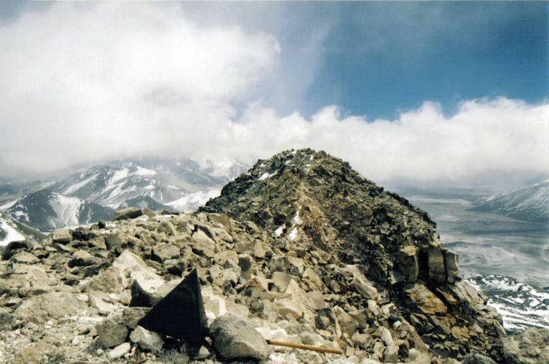 File:Ojos del Salado summit.jpg