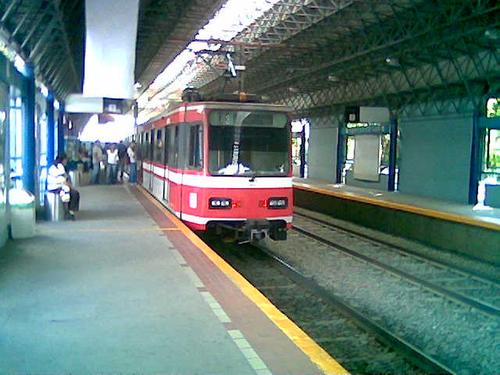 File:Light rail car at Periférico Sur station of the Guadalajara urban train system.jpg