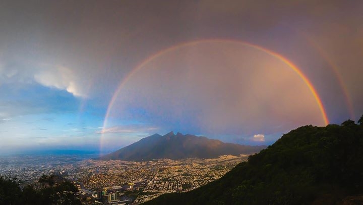 File:Arcoíris sobre el Cerro de la Silla.jpg