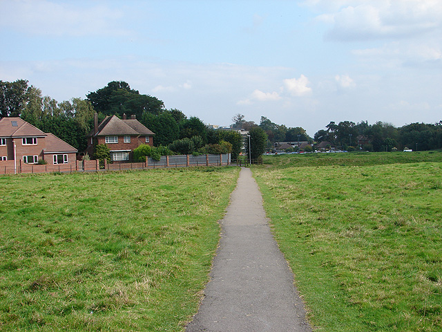 File:Footpath across Mill Common - geograph.org.uk - 1018293.jpg