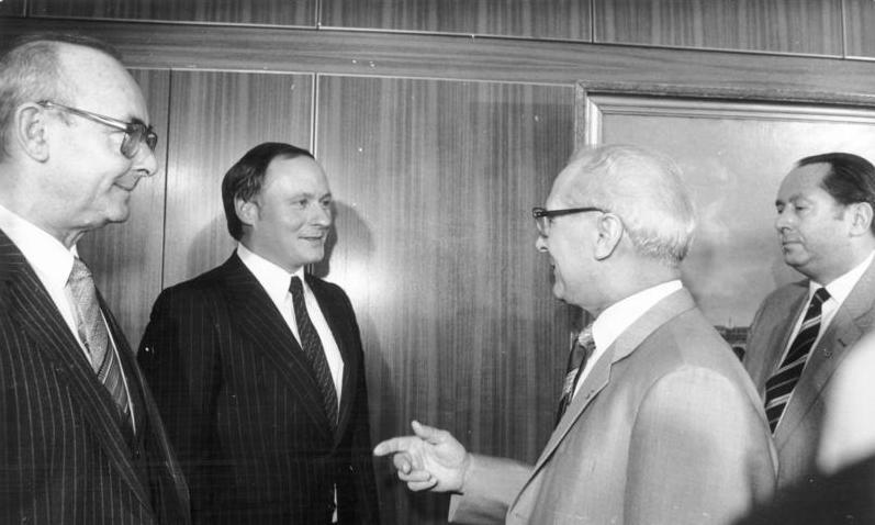 File:Bundesarchiv Bild 183-1982-0316-040, Berlin, Besuch Lafontaine bei Honecker.jpg