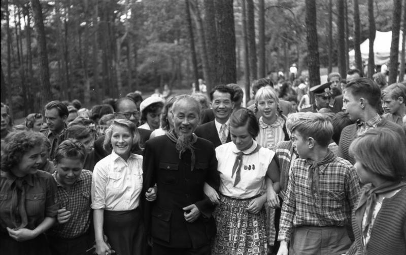 File:Bundesarchiv Bild 183-48550-0036, Besuch Ho Chi Minhs bei Pionieren, bei Berlin.jpg