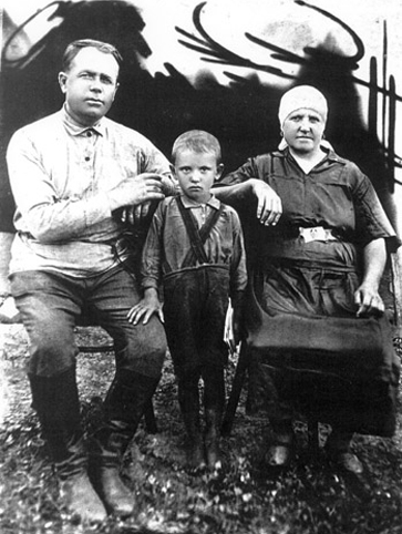File:Миша Горбачёв с дедом Пантелеем и бабушкой Василисой.jpg