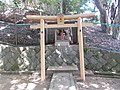 A white torii of Anakannon 興宗寺穴観音の八幡宮