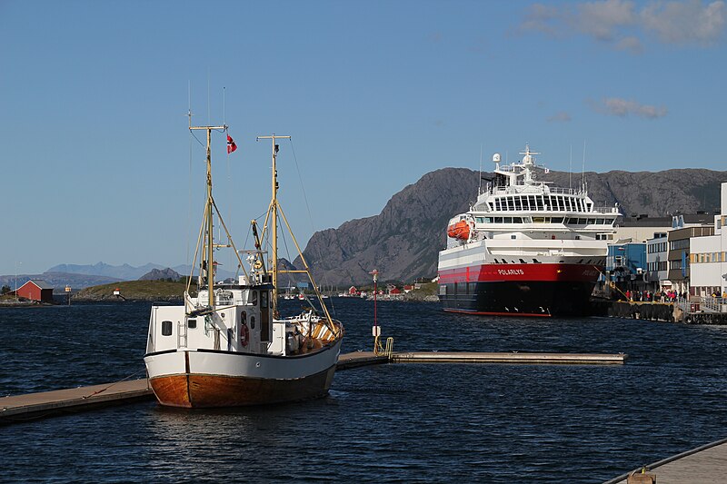 File:Polarlys plus Schiff Bronnoysund.jpg