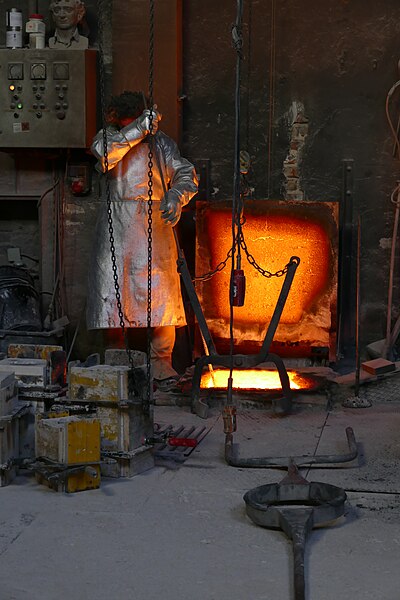 File:Bronze casting at Kunstgießerei München 02.jpg