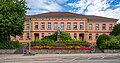 Bretten - Altstadt - Weißhofer Str. 45 (Johann-Peter-Hebel-Schule) - Südgebäude und Melanchthondenkmal (1)