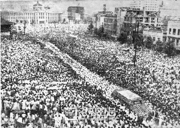 File:Syngman Rhee's Funeral Crowd.webp