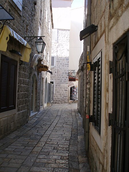 File:Old Budva str 1.jpg