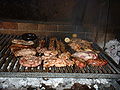 Asado a las brasas: costillas, chorizos, morcilla, vacío, tapa de asado.