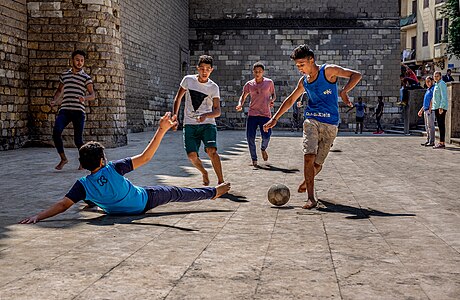 3ème prix / 3rd prize: Street football is one of the most famous games in Africa and boys play hard and show their skills and how talented they are by Mohamed Hozyen Ahmed from Egypt