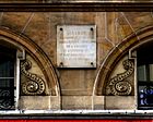 Die Gedenktafel als Detail am Haus N°39 Rue de Richelieu wo Diderot sein Leben beendete