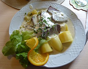 Ochsenfleisch mit Meerrettichsauce, Rahmwirsing und Salzkartoffeln - Beef with horseradish sauce, creamy savoy and salt potatoes