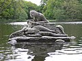 Skulptur Nök vom Meeresgrunde von Otto Petri, 1907; im Karpfenteich im Treptower Park, Muschelkalk