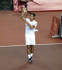 Fernando Verdasco saluda al público de Cáceres tras su victoria en el Master Nacional de Tenis