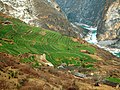 世界上最陡峭的山峽──虎跳峽上的梯田Terraces part way up the sides of the worlds deepest gorge, the Tiger Leaping gorge