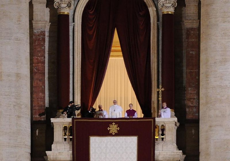 File:Papa Francisco recién elegido 2.jpg