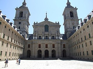 Patio de los Reyes y fachada principal de la basilica.