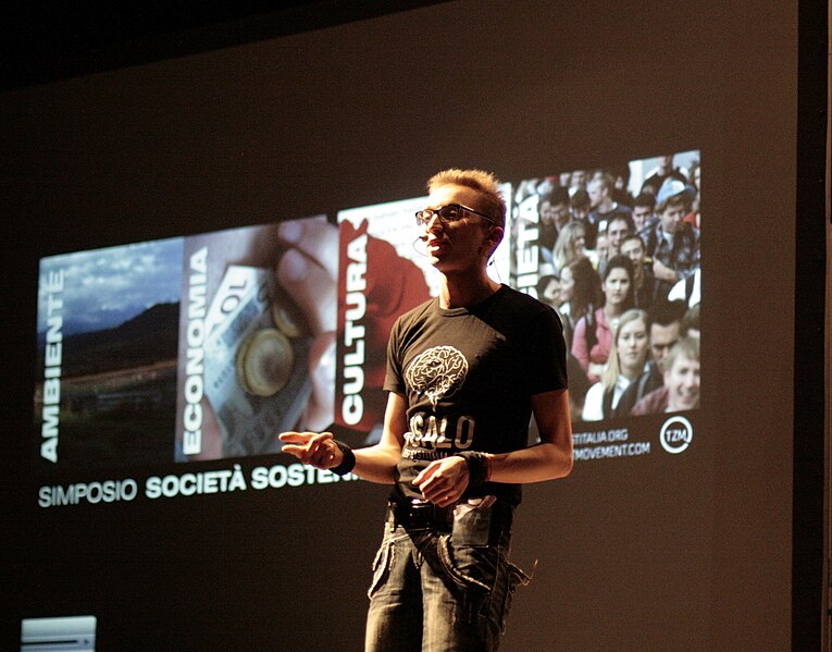 File:Federico Pistono speaking at Simposio Società Sostenibile 2011 Verona.jpg