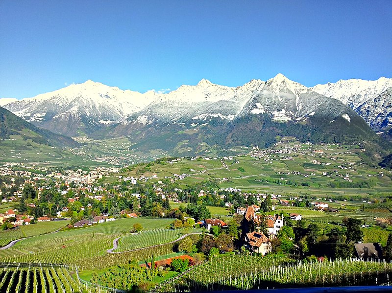 File:Labers Meran Dorf-Tirol 2012-04-12.jpg