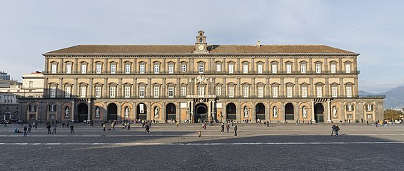 Facciata su piazza del Plebiscito