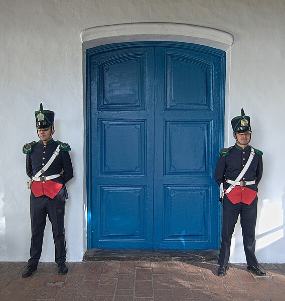 File:CasadeTucuman-guardia.jpg