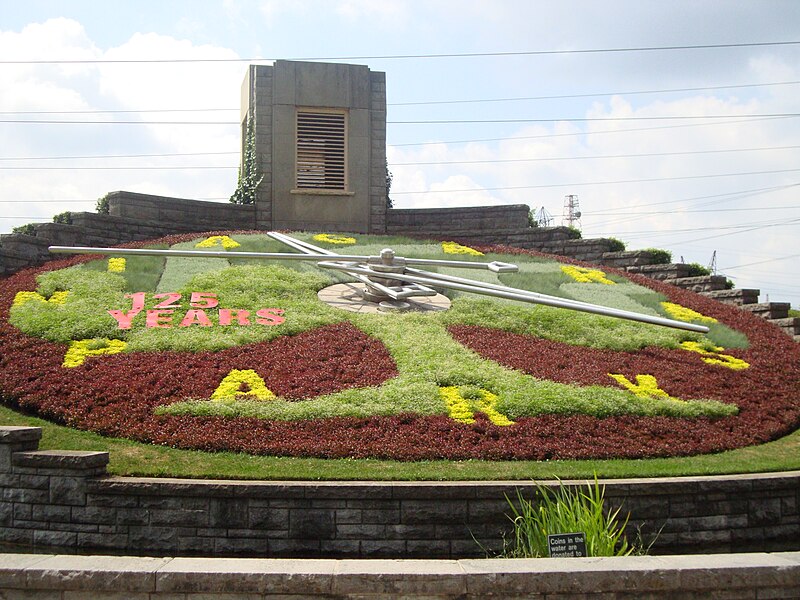 File:Queenston Floral Clock, 2010 B.jpg