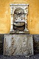 English: Fountain and relief of coat of arms Deutsch: Brunnen und Wappenrelief