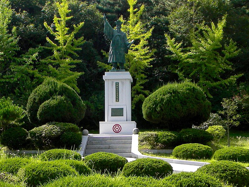 File:Statue of Choi Su-un.jpg