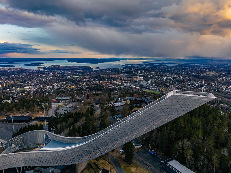 File:Holmenkollen hoppbakke i Oslo.jpg
