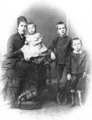 Julia Mann mit ihrer Tochter Julia und den Söhnen Heinrich und Thomas Mann um 1880