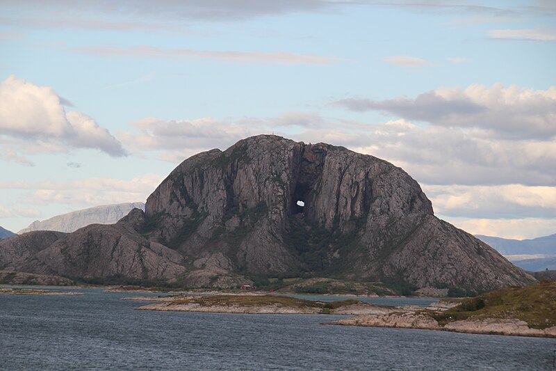 File:Torghatten2014b.jpg