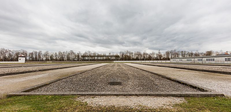 File:Antiguas barracas de prisioneros, campo de concentración de Dachau, Alemania, 2016-03-05, DD 15.jpg