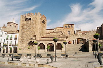 Torre de Bujaco, arco de la estrella y ermita de la Paz en la Plaza Mayor