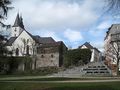 Oberste Stadtkirche mit Stadtmauer und Burgmannshaus