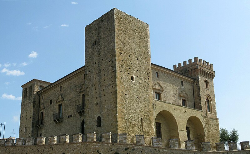 File:Il Castello Ducale di Crecchio.jpg