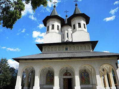 Română: Biserica „Eroii Revoluției”, „Eroilor Martiri”, „Nașterea Domnului” său „Inaltarea Domnului la cer”, Cimitirul eroilor căzuți în Revoluția din Decembrie 1989 (Cimitirului Eroilor Martiri), Calea Șerban Vodă 239-241, monument istoric B-IV-a-B-20117