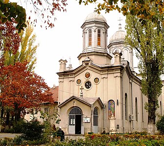 Română: Biserica „Hagiu”, „Adormirea Maicii Domnului”, „Sfantul Grigorie Decapolitul”, „Sfanta Cuvioasa Parascheva” său „Sfantul Nicolae, Str. Traian nr. 142