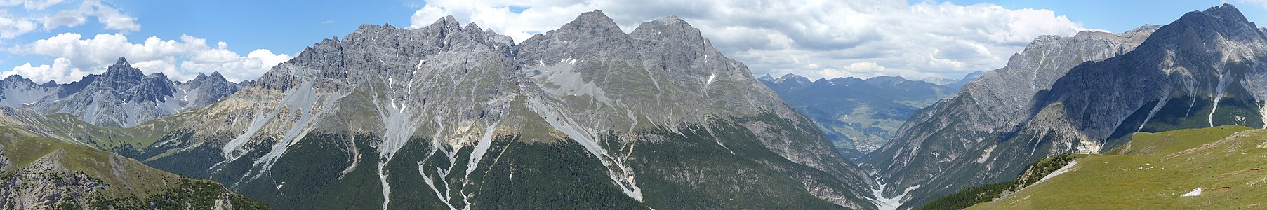 Panorama from Mot Tavrü and a view to Scuol: Einige Gipfel der nördlichen Sesvennagruppe mit dem Piz Pisoc