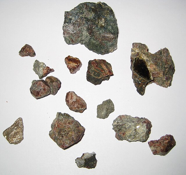 File:Garnet - Rough - NH (2933075486).jpg