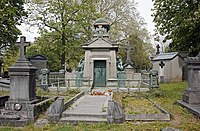 Le caveau de la famille Delebart Mallet dans le cimetière de l'Est de Lille
